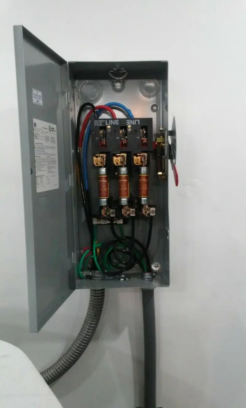Three-phase disconnect switch installed for Smoke Detector Installation in Vado